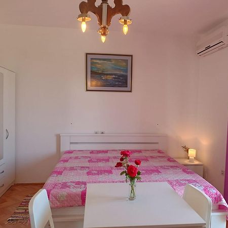 Apartments Nela イェルサ 部屋 写真